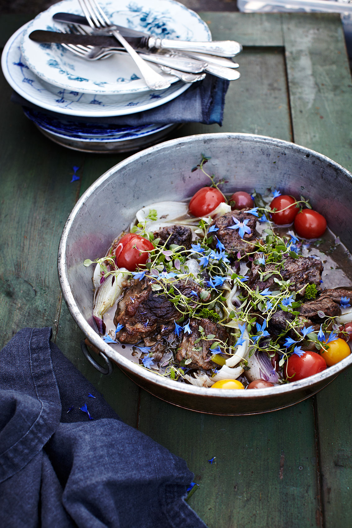 Stedsans in the Woods • Brisket with Wild Flowers & Cherry Tomatoes • Lifestyle & Editorial Food Photography