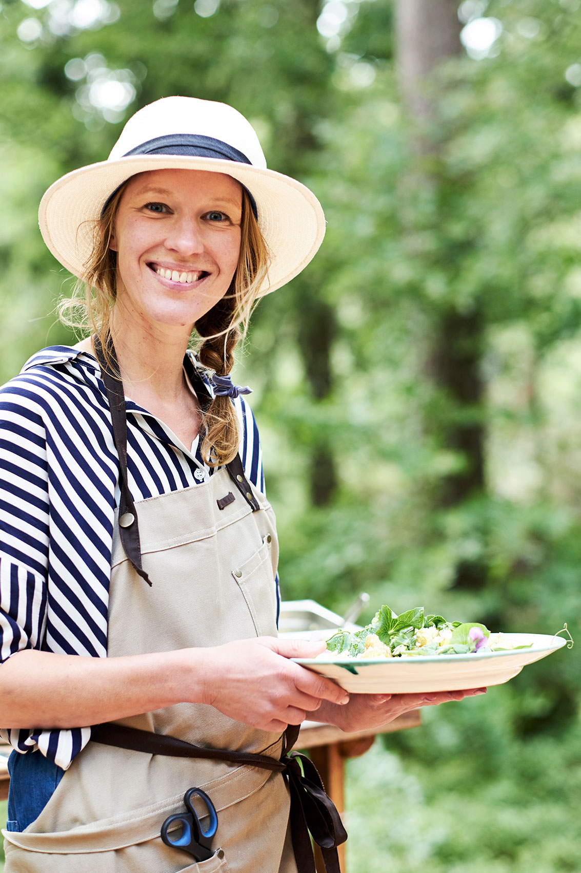 Stedsans in the Woods • Cooking Potatoes Outdoors with Fresh Pea Sprouts • Lifestyle & Editorial Food Photography
