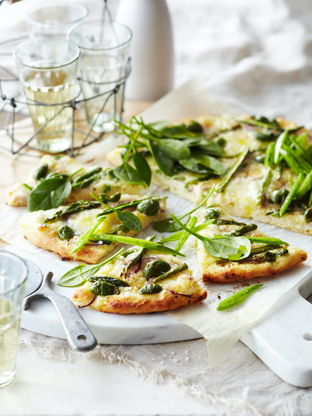 White Pizza with Fresh Greens・Editorial & Advertising Food Photography